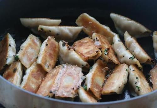 脆嫩香软的锅贴饺,营养鲜香的鱼茸饺子,吃起来爽口又解馋