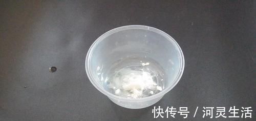 塑料打包盒不要扔, 放在卫生间里有大用处, 能帮家里省下不少钱