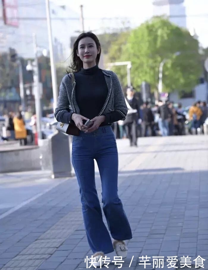 映日荷花颜,摇曳芙蓉姿,蓝色喇叭裤配绒毛针织上衣的靓丽穿搭