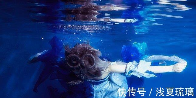 女生|女生水底COS洛天依,竟能睁着眼睛,网友:好难啊,做不到!