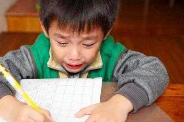 小魏|爷爷叫魏炎爸爸叫魏寒,奶奶给孙子取的名,让孩子天天被老师点名