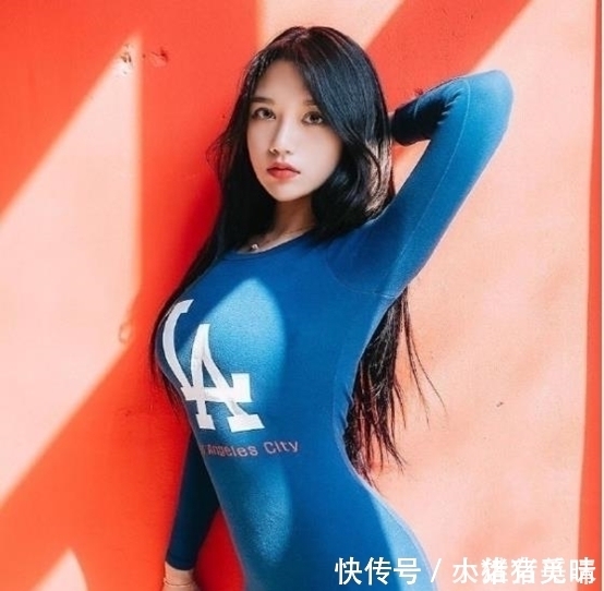 靓丽|长相甜美的小姐姐,气质轻松凸显,更显时尚靓丽的形象