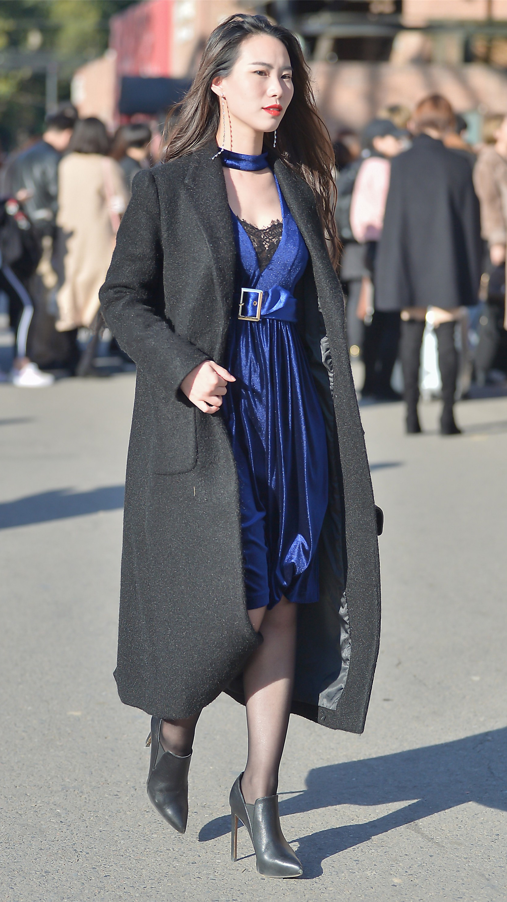 冬天穿连衣裙,搭配毛呢大衣和尖头细跟鞋,时髦保暖还显身材