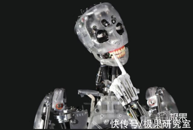 老外造人形机器人!表情生动堪比人类，微微一笑吓坏网友