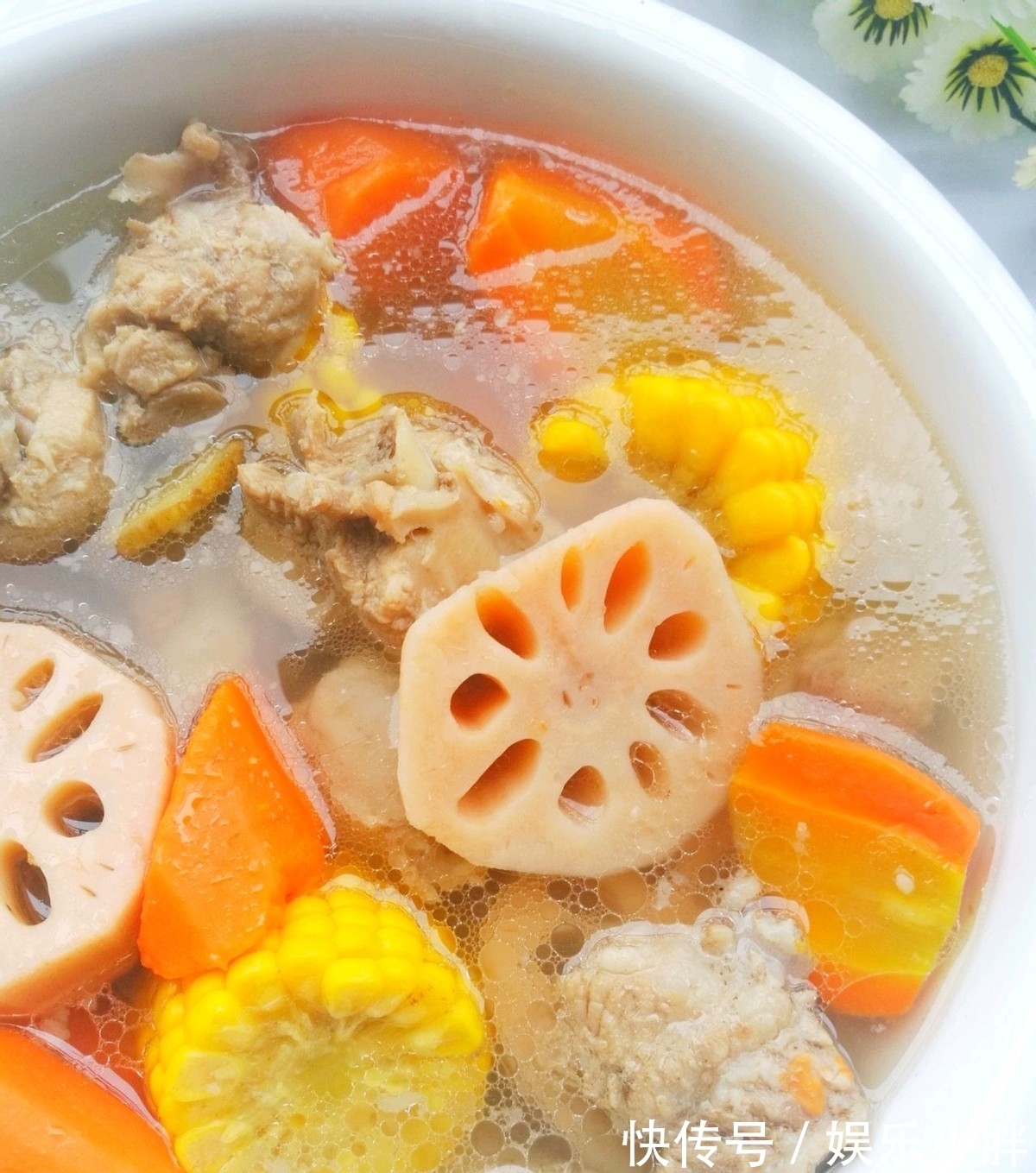 胡萝卜玉米排骨汤|入秋后多给家人喝热汤，清新营养味道好，还能滋补身体