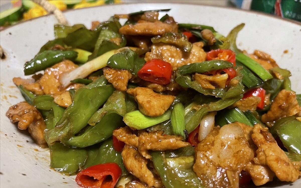 辣椒炒肉,先炒辣椒还是肉?湖南人教你2个窍门,鲜香过瘾真下饭