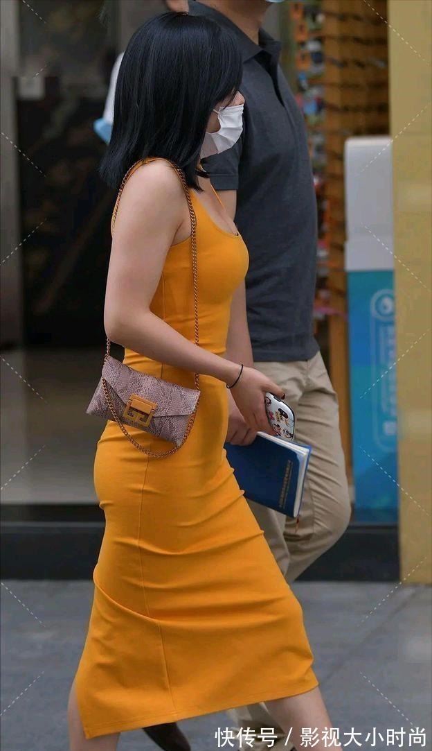 穿搭 简单穿搭的包臀裙显得干净挺阔,展现靓丽气质,时尚减龄!
