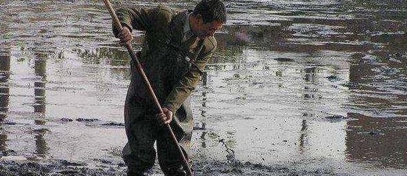 农民钓不到鱼一气之下竟然把池塘水抽干,挖出的东西让渔民笑翻了