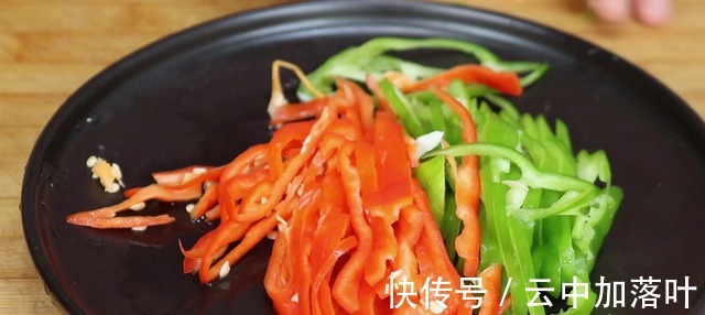 炒丝瓜,万万不要直接下锅炒,很多人一直搞错,难怪发黑没食欲!