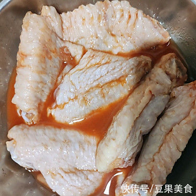 炸制|吃货福利~酥脆多汁——奥尔良炸鸡翅的美味秘籍