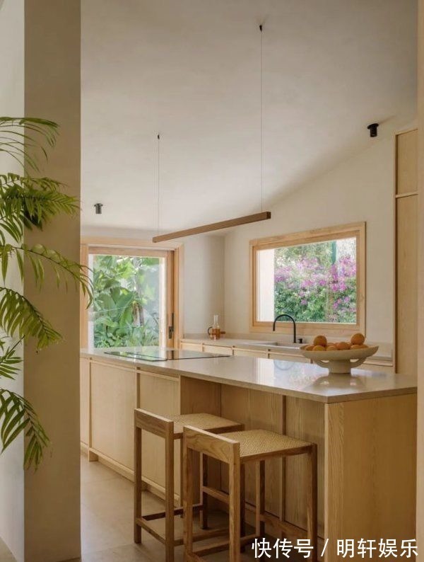 大宅|300㎡自然原木风大宅,盛开鲜花的院子,365天不出门也不嫌闷!