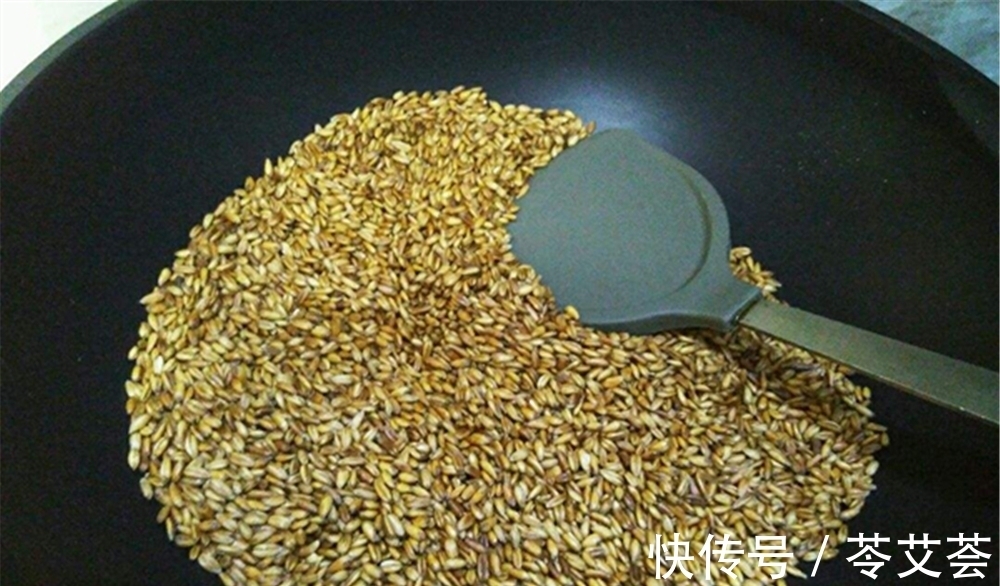 钓鲫鱼饵料配方:用这些“炒货”做饵料,大鲫鱼越钓越多!