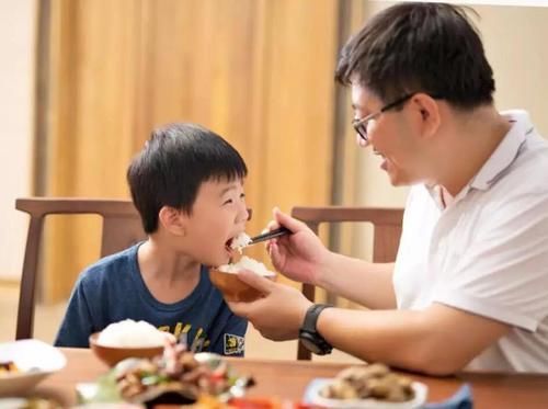 金钱观|抠门的父母,养不出有格局的孩子:别打节俭的旗号妨碍孩子成长