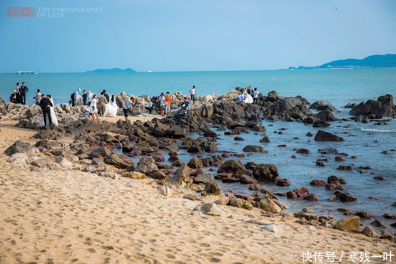 除了游客，在这里见到最多的要数婚纱摄影与个人写真的团队。海岸边耸立着一块块形态奇特的礁石，有的像动物、有的像植物、也有的像神话人物，在感叹大自然鬼斧神工的同时，也成为了最佳的拍照取景地。碰到热门景点，那是需要排队取景。 
