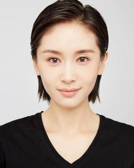 美发店 发型雷打不动的明星三个换了像换脸,她换了像换人,他不换挺好