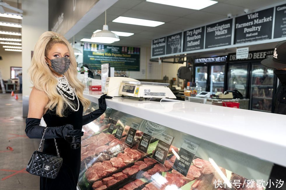 礼服|“百亿名媛”下厨，穿拖尾礼服裙去买菜，比起食物，礼服更抢眼