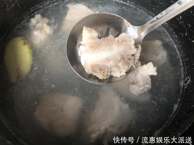 浸泡|反复提醒!排骨不要焯水,大厨这样做,没有腥味,也不会变老变柴