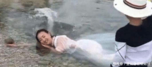 新娘躺水沟里拍婚纱照,引路人纷纷嘲笑,成品出来后惊艳了!