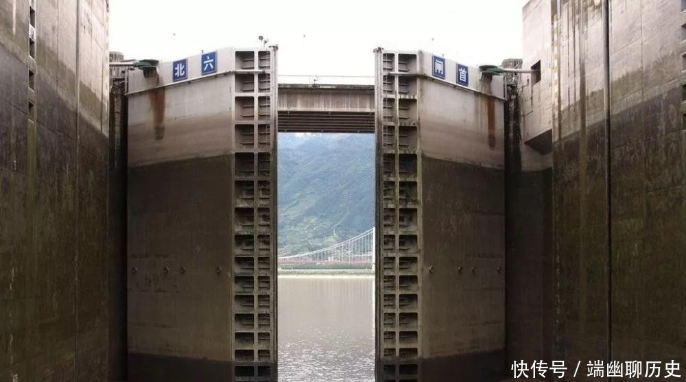 大火|三峡大坝高185米,过往船只是如何翻越大坝的?