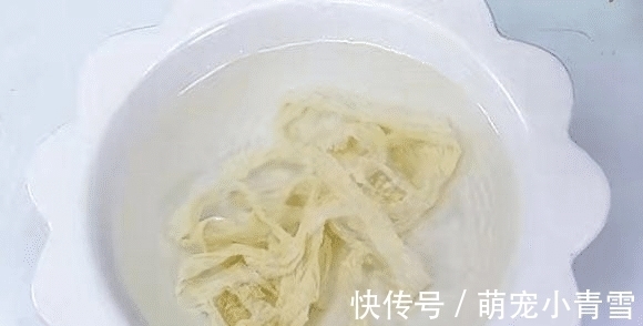 肉肠|入秋后,嘴馋别忘做这个,一烫一晒,锅中再一煎,切片摆盘就能吃