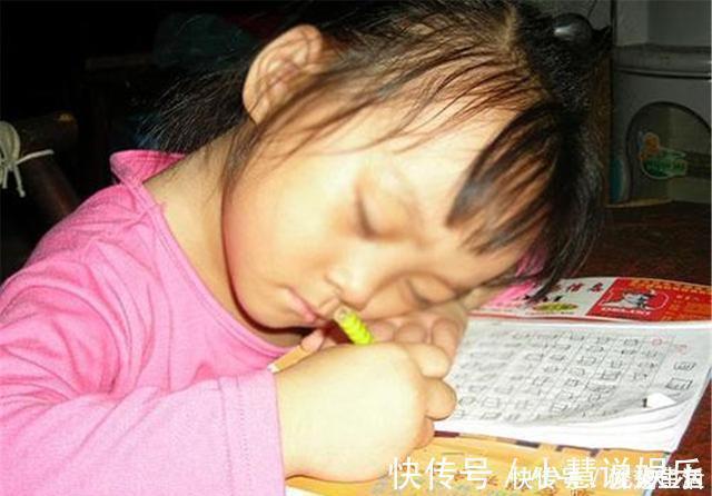 写作业|一组图片看中国孩子有''多拼'',生病了都不忘写作业!让人唏嘘
