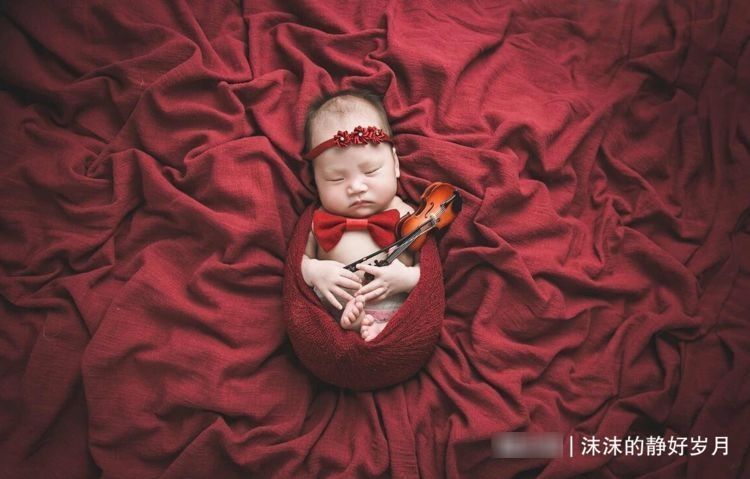 用力过猛|你给宝宝拍满月照了吗?这种全身包裹的照片,妈妈考虑过隐患吗?