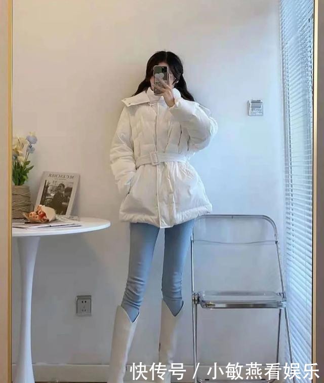 羽绒服+骑士靴,羽绒服+碎花裙,冬天这么穿又美又飒