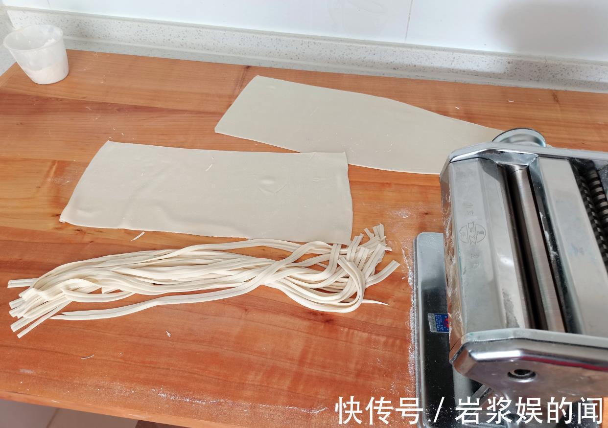 天热我家|天热我家这样吃面条,有肉有菜有面条,拌一拌越吃越香