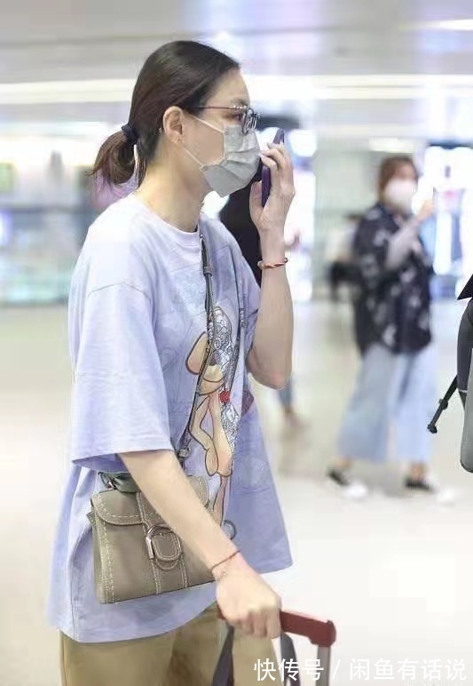 单调|吴敏霞孕后首露面,和老公同穿基础款走机场,打扮低调像邻家姐姐