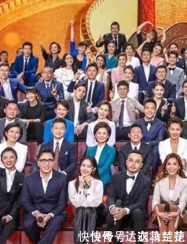 撒贝宁|全国107位主持人聚首董卿翘二郎腿坐C位朱迅靠边坐，梁田牛