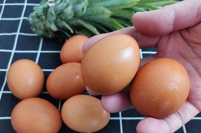 吃不完的鸡蛋，不要放冰箱里！养殖户教我土方法，放1年照样新鲜