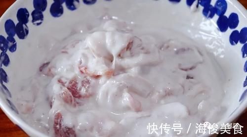 五花肉裹上淀粉糊，加一碗料汁炒，太下饭了，外皮想要更脆有窍门