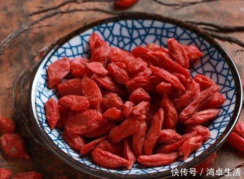 枸杞|枸杞和'它'是绝配,若能连喝三天,肾补满了,肝也能更干净