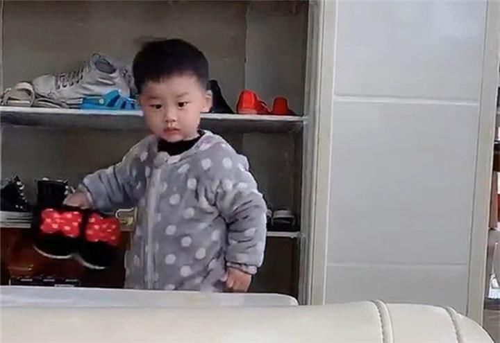 家长们|“宠姐”弟弟走红,勤勤恳恳伺候姐姐,网友调侃:全网最惨二胎