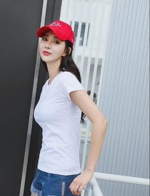 大秀|美女穿紧身牛仔裤大秀身材，性感曲线风韵犹存，时尚穿搭永不过时