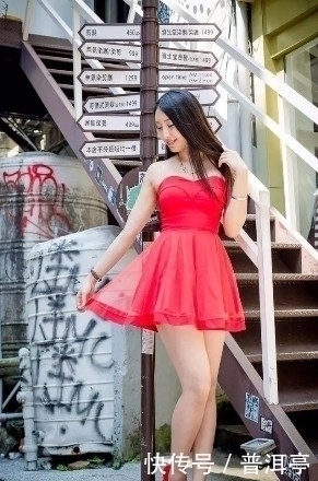 超短裙|街拍 图3小姐姐抹胸超短裙,长发披肩婉如美丽性感的公主