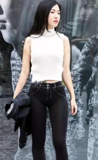 街拍 漂亮的牛仔裤美女,气质高雅恬静,穿搭出优雅魅力!