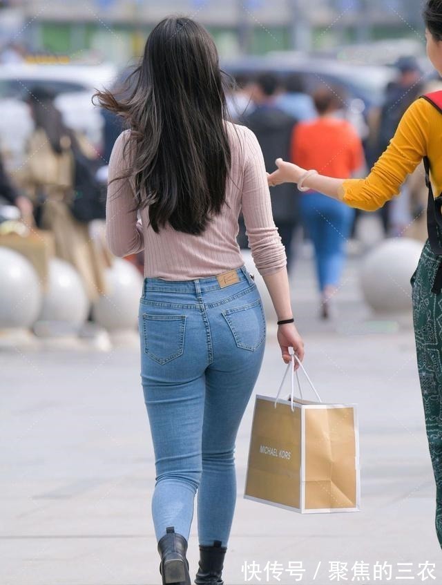 上衣 藕粉色上衣温柔淡雅,搭配牛仔裤,兼具休闲范儿与浪漫气质!