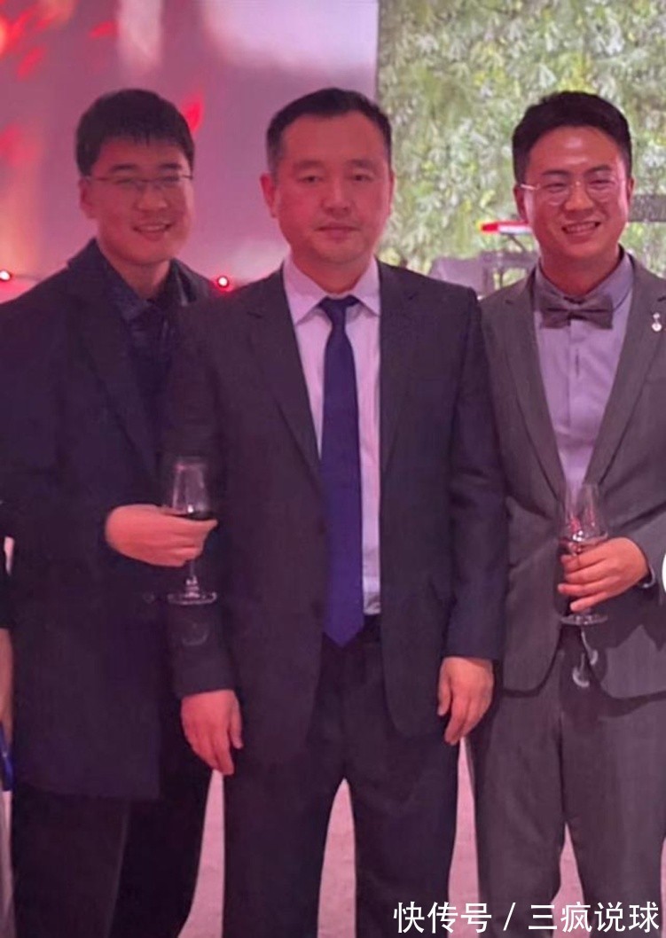 国乒|孔令辉一身正装亮相,与现场宾客豪爽干杯,重回国乒流言愈演愈烈