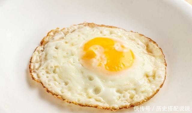 煎荷包蛋时,是凉油还是热油大厨教你正确做法,香嫩圆润不粘锅