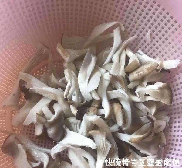 炸蘑菇时,直接用面粉或淀粉就下锅炸了?错!大厨教你正确做法