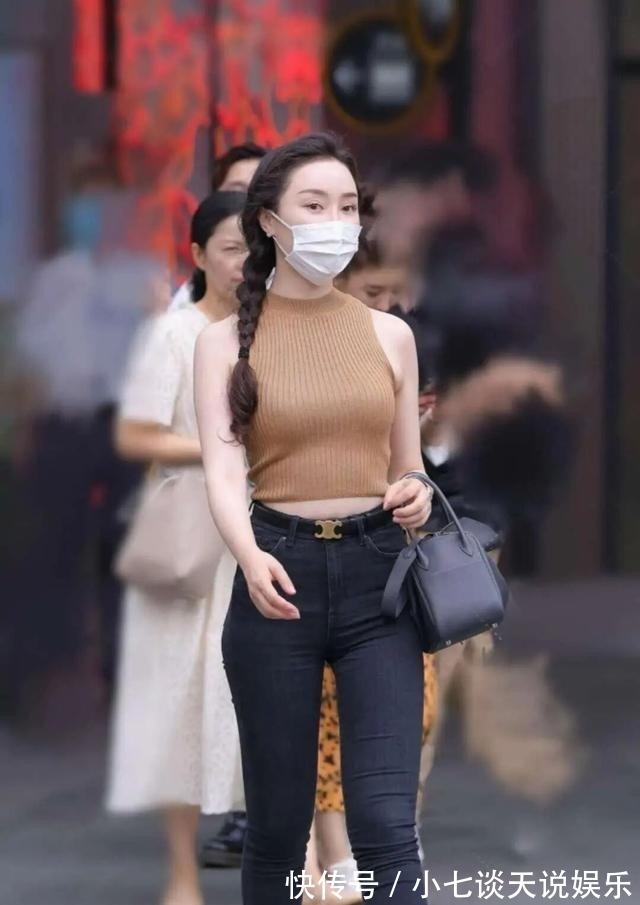 别样|别样的牛仔裤穿法，气质女孩喜欢的裤装搭配，朴素时尚有气质