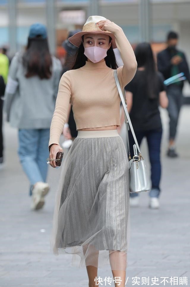 高腰 微凉秋日的时尚穿搭,薄款针织衫搭配高腰半身裙,简单优雅显气质!