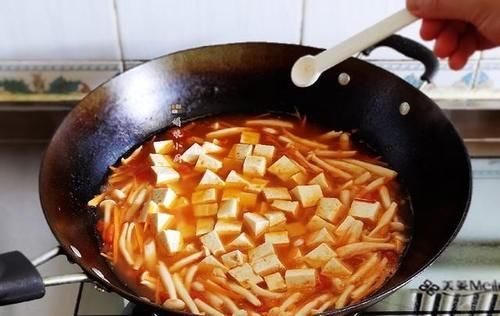 白玉蘑菇|很酷,我喜欢这碗素食汤,新鲜可口,他热量低,营养丰富