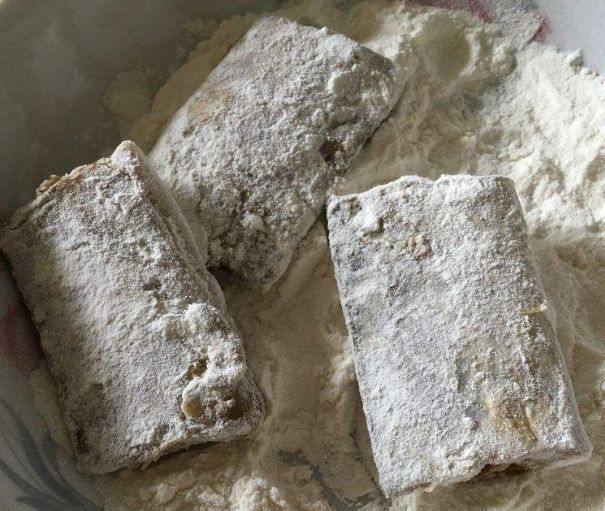 煎带鱼时，别再裹面糊了，这么做才是正确方法，外酥里嫩