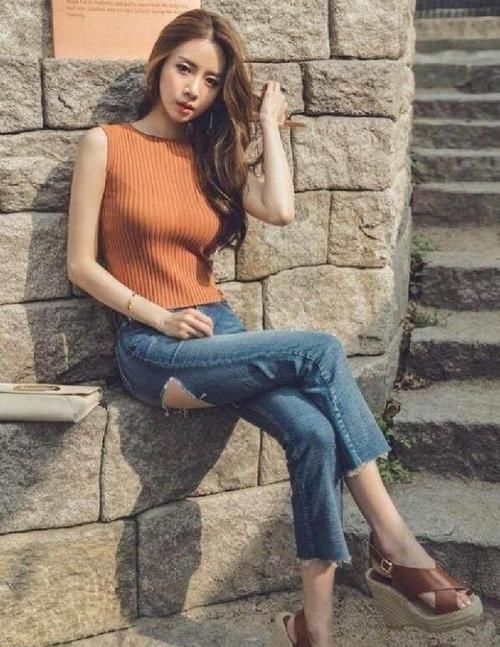 凸显|紧身牛仔裤女神,穿出迷人曲线凸显成熟魅力,秀出紧致身材