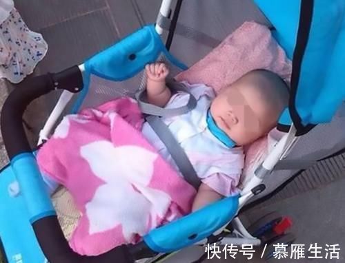 脊柱|4个月宝宝被查出“脊柱变形”,只因宝妈带娃出门时,总是这样做