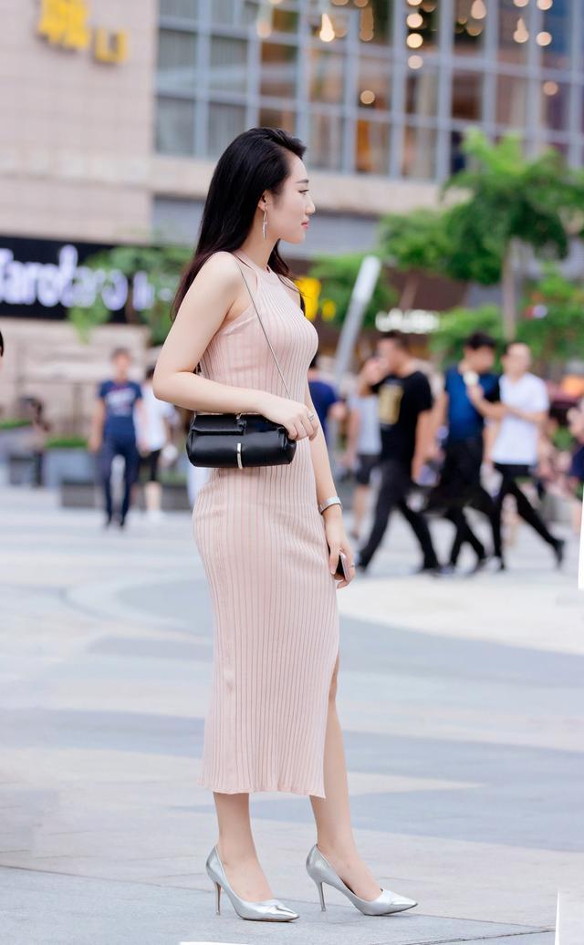 街拍:小姐姐身穿一字肩长裙,开叉得体,飘逸又时尚