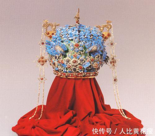 问世|这件龙袍花费10年织完,只重900克用线12万根,陵墓挖开后问世!