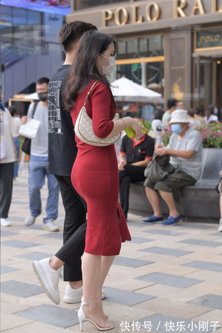 小姐姐 红色开叉修身连衣裙,优雅高贵,彰显动人气质